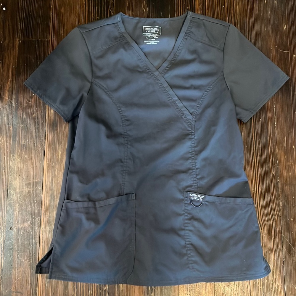 Cherokee scrub top- grey